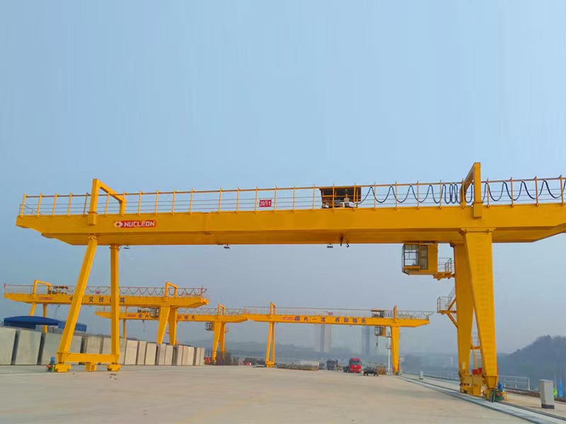 重慶起重機(jī)新中式雙主梁門式起重機(jī)（卷揚(yáng)式）